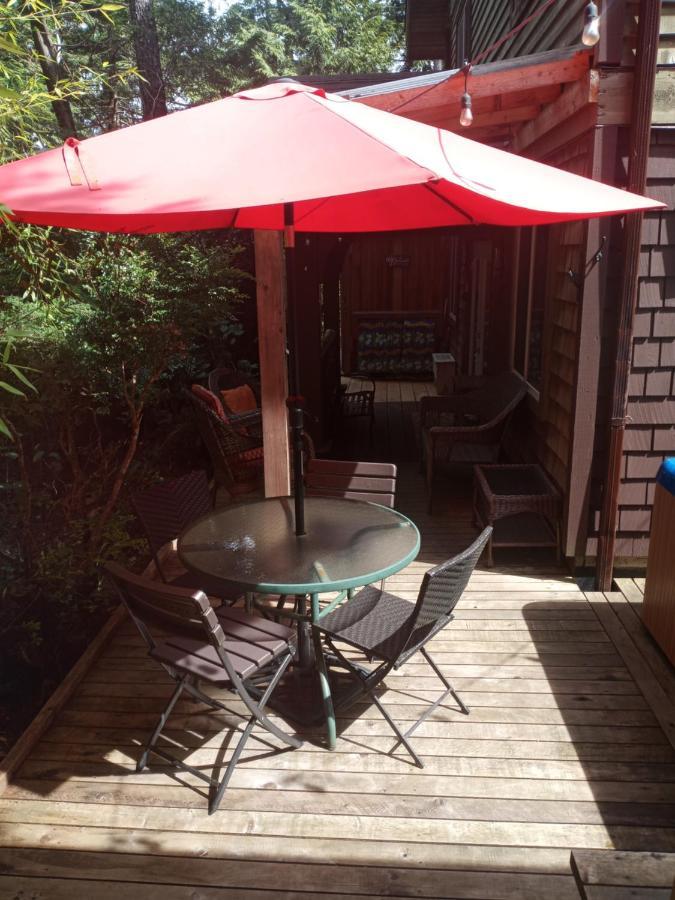 Forest Sweet Retreat Hot Tub & Wood Fired Sauna Ucluelet Esterno foto