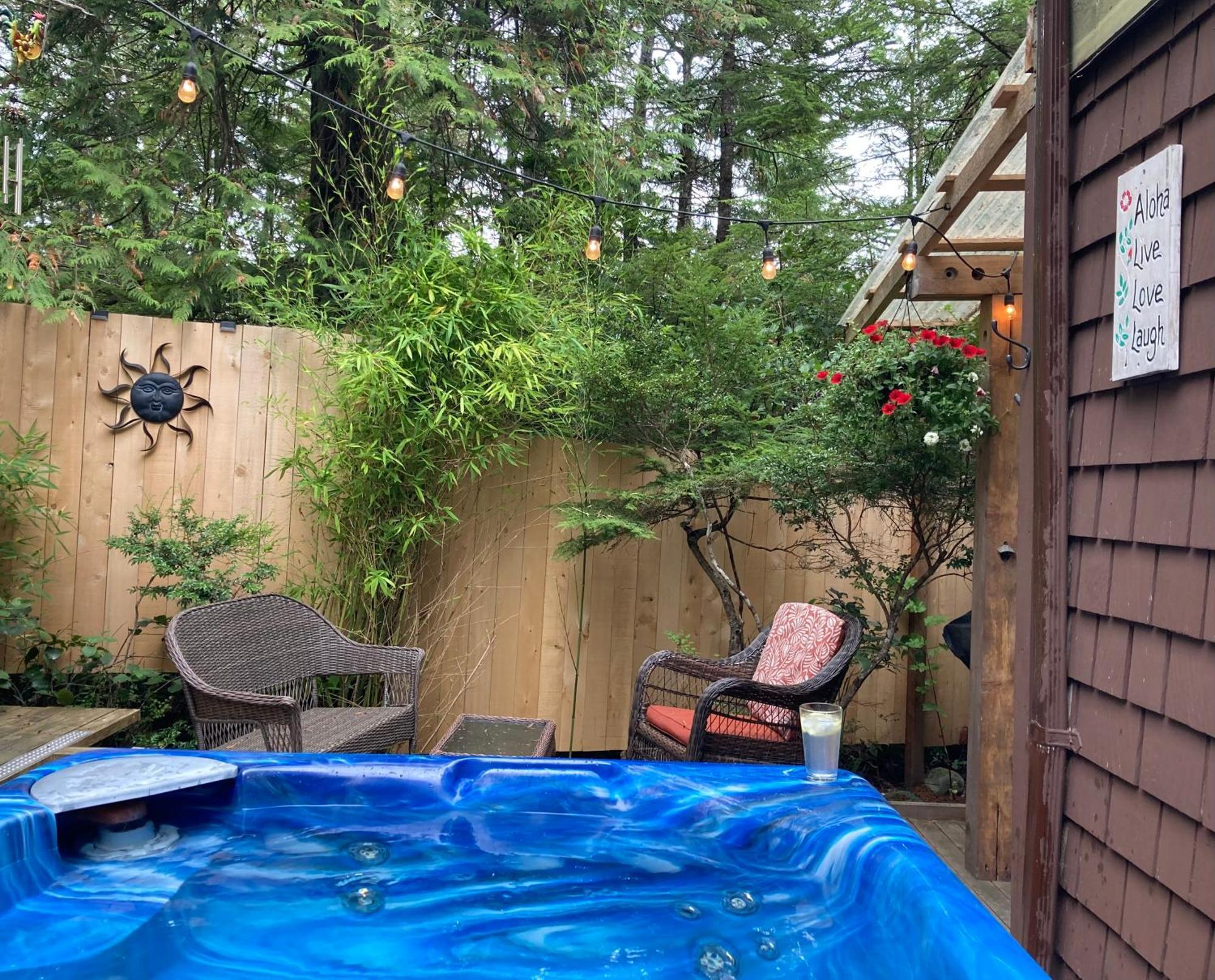 Forest Sweet Retreat Hot Tub & Wood Fired Sauna Ucluelet Esterno foto